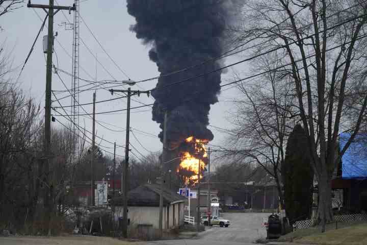 Als Ergebnis einer kontrollierten Detonation eines Teils des entgleisten Zuges am 6. Februar steigt eine schwarze Wolke über Ostpalästina, Ohio, auf.
