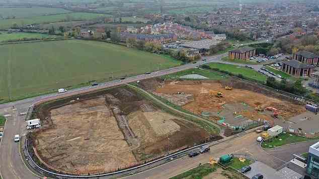 Oxford Archaeology führte die Arbeiten zur Erschließung des Angle-Grundstücks durch und wurde aufgrund der Nähe des Standorts zu einem anderen bestehenden römischen Standort beauftragt
