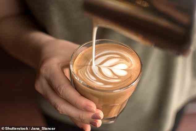 Das Trinken von drei bis fünf Tassen Kaffee pro Tag hat nachweislich positive Auswirkungen auf Ihre Gesundheit.  Einige Forscher sagen, dass das Trinken von vier Tassen Kaffee das Risiko einer Depression verringern kann.  Andere Studien haben auch gezeigt, dass sowohl entkoffeinierte als auch koffeinhaltige Bohnen Ihre Leber vor Krankheiten schützen können