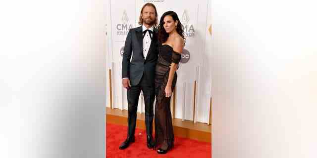 Dierks Bentley und Frau Cassidy Black Bentley bei den 56. jährlichen CMA Awards.
