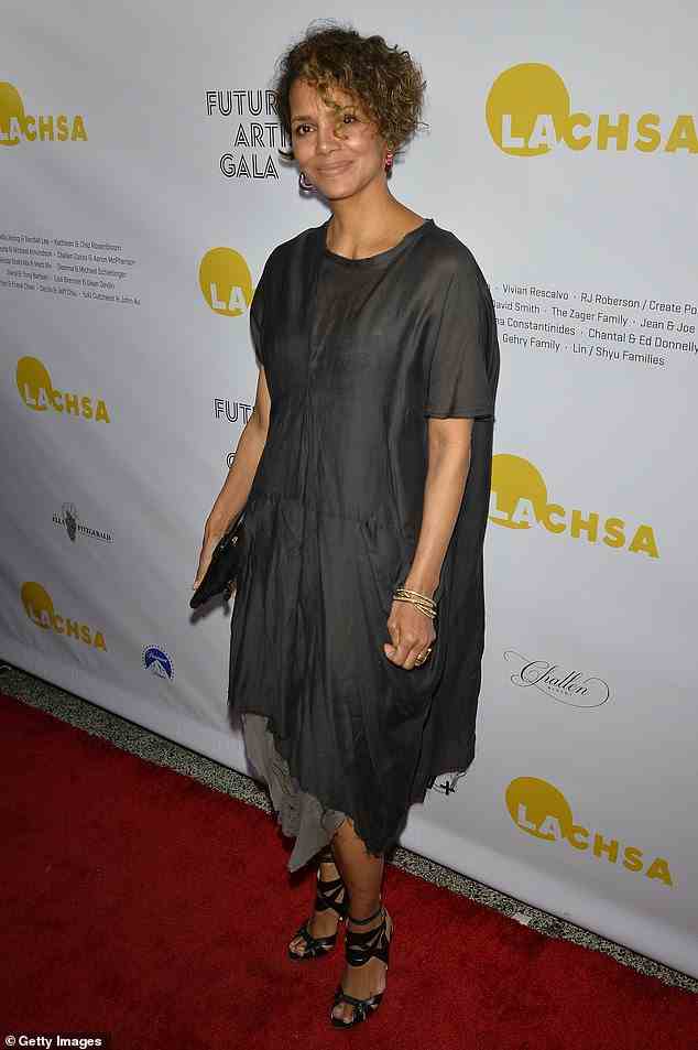 Leuchtend: Die Oscar-Preisträgerin sah in einem dunkelgrauen Kleid, schwarzen Sandaletten und lila Creolen umwerfend aus