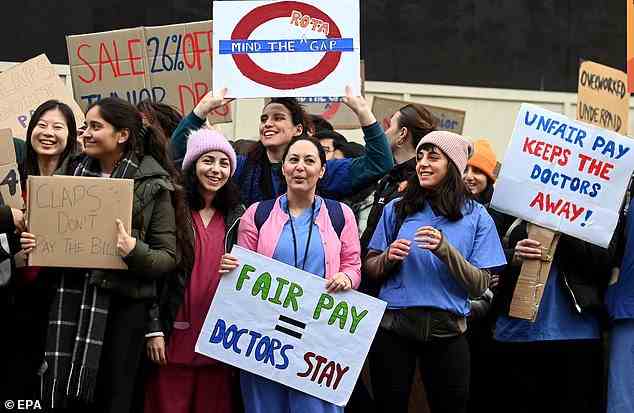 Im Bild: Kundgebung junger Ärzte vor der Downing Street am 13. März