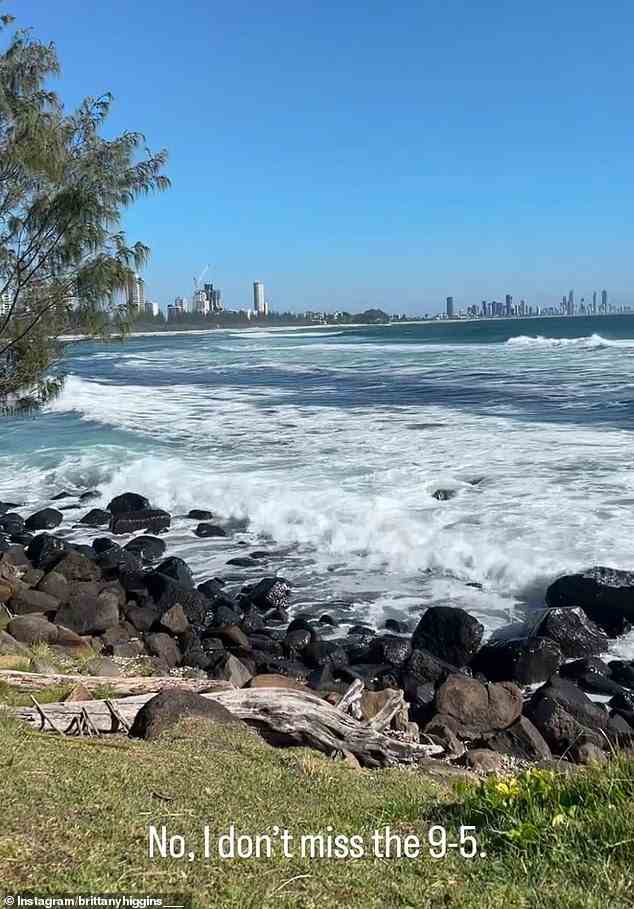 David Sharaz, der kürzlich seinen Job in Brisbane gekündigt hat, hat ein Foto von einem Strand in der Nähe ihres neuen Zuhauses gepostet – mit der Überschrift „Nein, ich vermisse den 9-5 nicht“.
