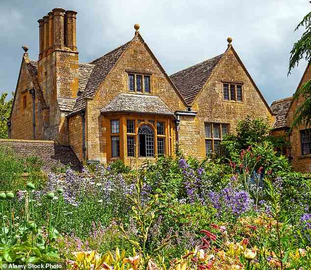 Sie besuchen die von Kunst und Kunsthandwerk inspirierten Gärten von Hidcote Manor (oben) in Begleitung der Gartenexpertin Christine Walkden