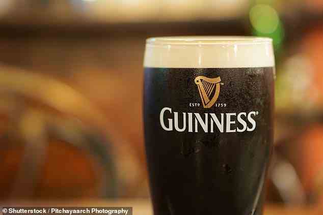 Wissenschaftler haben herausgefunden, wie man ein Pint Guinness perfekt einschenkt, egal ob vom Fass, aus der Flasche oder aus der Dose