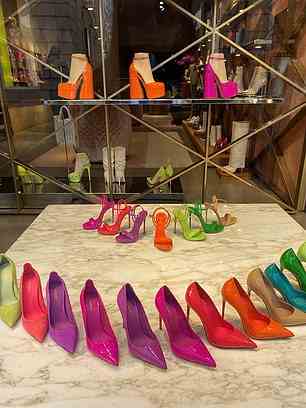 Eine farbenfrohe Ausstellung von Schuhen in einem der Schaufenster der Stadt