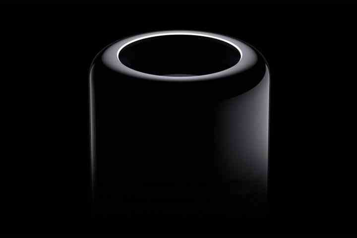 Ein 2013er Mac Pro taucht aus einem schattigen schwarzen Hintergrund auf.