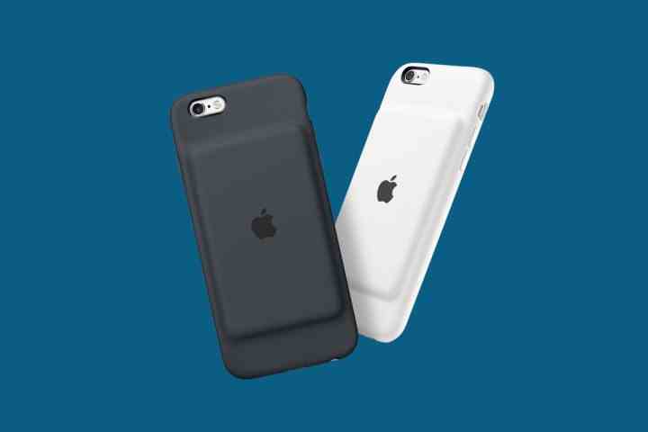 Zwei Apple iPhones, jeweils in einem Smart Battery Case.  Das eine ist ein weißes Gehäuse und das andere ein schwarzes Gehäuse.