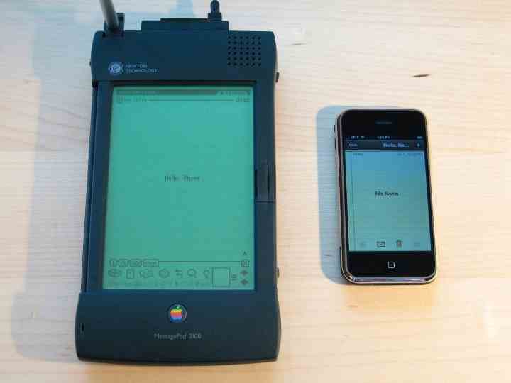 Apple Newton neben einem iPhone