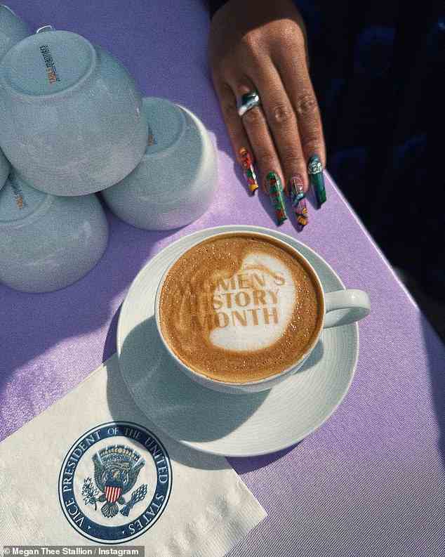 Kaffee: Kaffeetassen mit Schaum mit Women's History Month