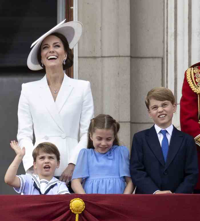 Prinzessin Kate teilt ein bisher ungesehenes Familienfoto mit allen 3 Kindern, um den Muttertag zu feiern