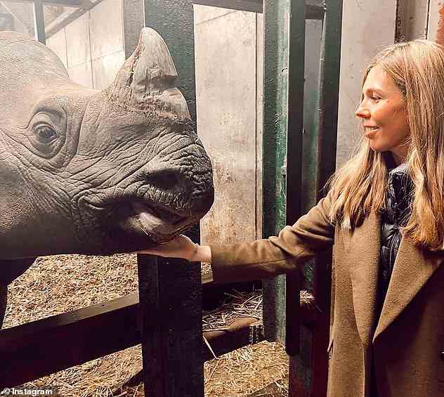 Die Frau des ehemaligen Premierministers teilte Fotos von sich selbst, wie sie im Port Lympne Safari Park in Hythe, Kent, eine Giraffe fütterte und ein Nashorn streichelte
