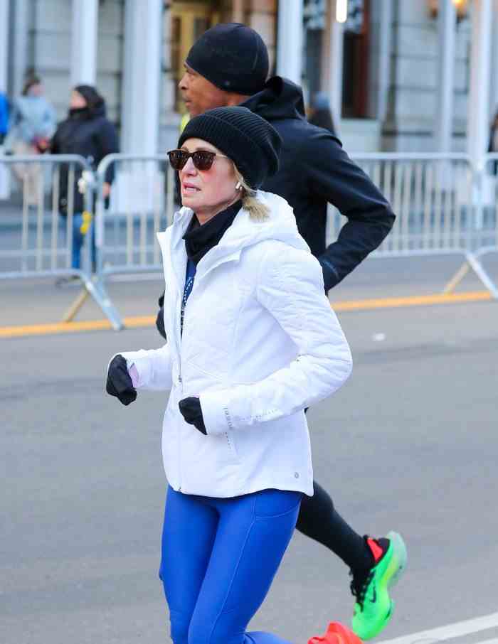 Ehemalige 'GMA3'-Cohosts Amy Robach und TJ Holmes laufen NYC Halbmarathon zusammen inmitten von Romantik: Fotos