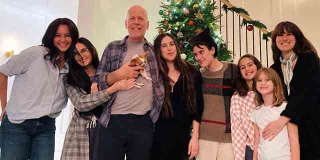Bruce feierte die Feiertage mit Ex-Demi Moore und Ehefrau Emma sowie all ihren Kindern.