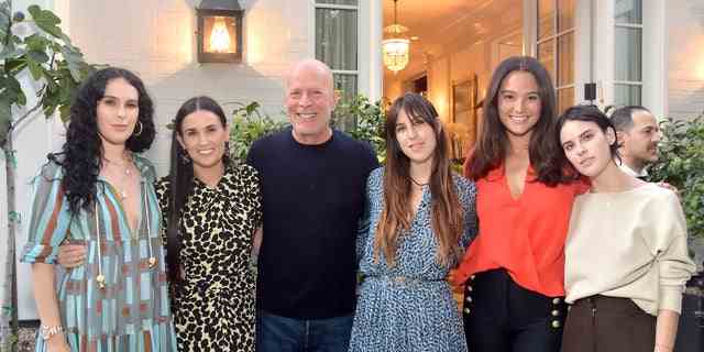 Bruce Willis und Demi Moore ließen sich vor mehr als 20 Jahren scheiden, sind sich aber weiterhin nahe geblieben.  (Von LR) Rumer, Demi, Bruce, Scout, Emma und Tallulah nehmen im September 2019 an Demis „Inside Out“-Buchparty teil. 