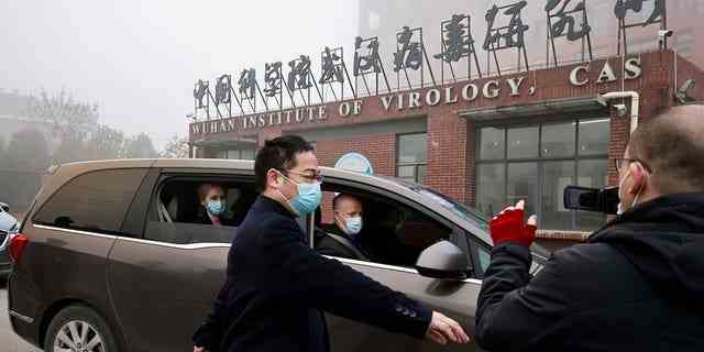 Mitglieder des Teams der Weltgesundheitsorganisation, das mit der Untersuchung der Ursprünge der Coronavirus-Krankheit beauftragt ist, treffen am Wuhan Institute of Virology in Wuhan, China, ein.