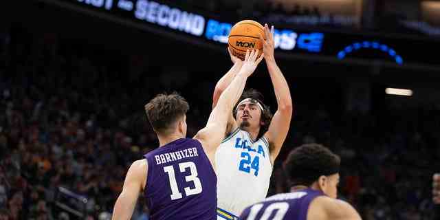 Der UCLA-Wachmann Jaime Jaquez Jr. (24) schießt während der ersten Hälfte eines College-Basketballspiels der zweiten Runde beim NCAA-Turnier der Männer am Samstag, den 18. März 2023, in Sacramento, Kalifornien, über den Nordwestwächter Brooks Barnhizer (13).