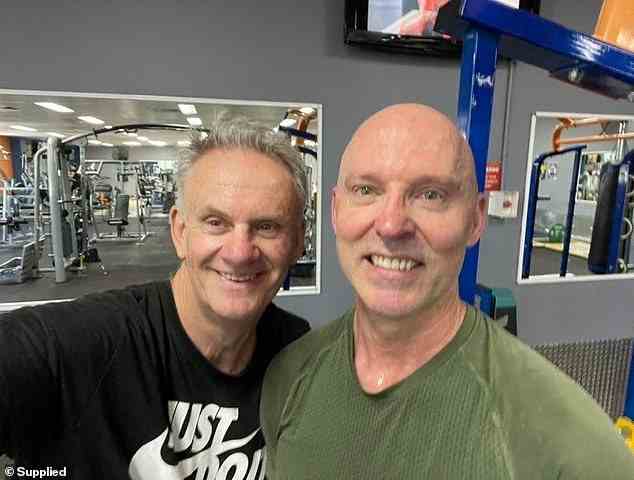 Kombiniert mit täglich 90 Minuten Bewegung – Gehen und Fitnessstudio kombiniert – und Mark Latham (im Bild mit Trainingspartner Craig) garantiert, dass Sie in sieben Wochen 20 kg abnehmen werden