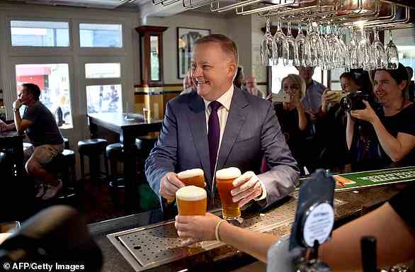 Herr Albanese verzichtete drei Monate lang auf Bier und Wein, um abzunehmen.  Früher wurde er oft beim Trinken von Craft Beer abgebildet.  Er ist im Mai 2019 in einem Pub in Sydney abgebildet
