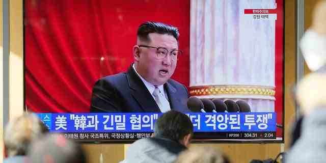 DATEI: Ein Fernsehbildschirm zeigt eine Nachrichtensendung mit Aufnahmen des nordkoreanischen Führers Kim Jong Un in Pjöngjang am Bahnhof Seoul in Seoul, Südkorea, am 27. Dezember 2022.