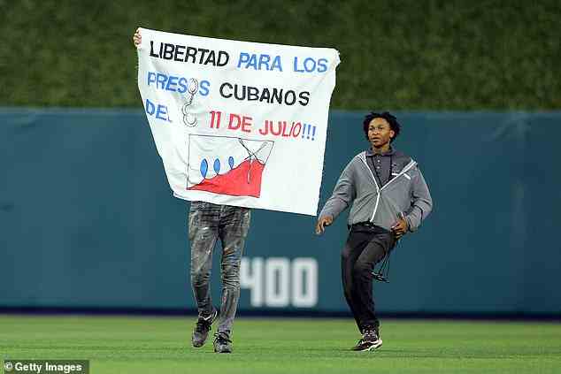 Die erste hielt ein Transparent mit der Aufschrift „Libertad Para Los Presos Cubanos del 11 de Julio (Freiheit für die kubanischen Gefangenen vom 11. Juli)“, das sich auf das Datum der Demonstrationen im Jahr 2021 bezog