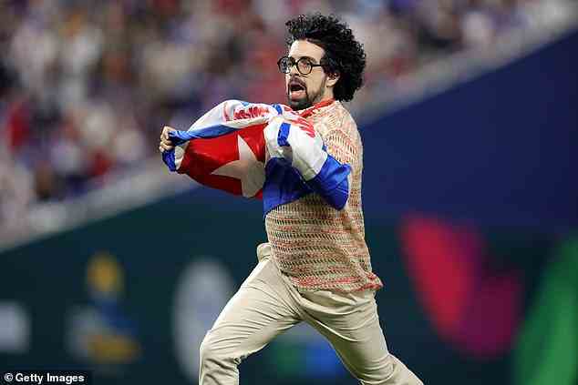 Ein anderer Fan raste mit einer kubanischen Flagge aus seinen Händen auf das Feld