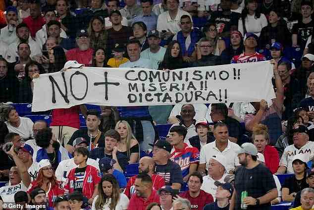 Auf einem im Baseballstadion enthüllten Transparent stand: „Nein zu Kommunismus, Elend, Diktatur“.