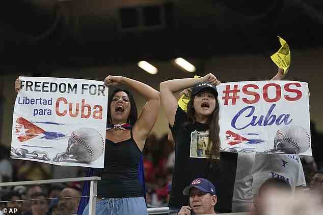 Andere Zuschauer im Stadion trugen Schilder mit Botschaften wie „Freiheit für Kuba“.
