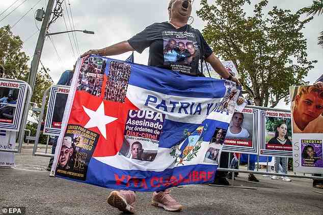 Vor dem LoanDepot Park in Miami protestierten Kubaner gegen das derzeitige Regime des Landes