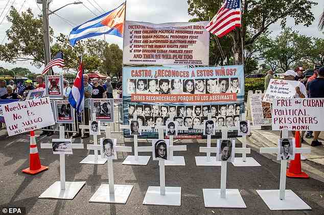 Ein riesiges Transparent wurde von der kubanischen Exilgemeinde mit den Gesichtern von Kindern hochgehalten