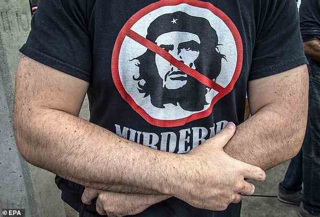 Ein Mann wurde in einem Hemd mit Castros Gesicht gesehen, auf dem „Mörder“ stand