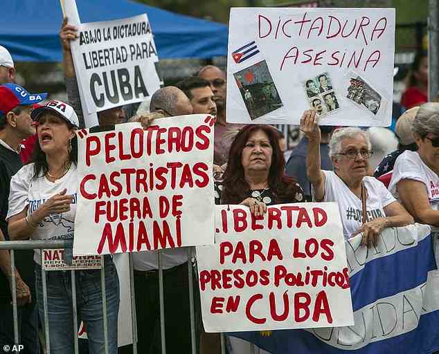 Einige Schilder forderten die Unterstützer von Fidel Castro auf, Miami zu verlassen, und andere für „Freiheit“.