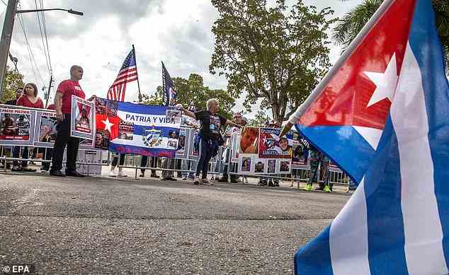 Andere hielten die kubanische Nationalflagge mit der Aufschrift „Patria y Vida“ hoch