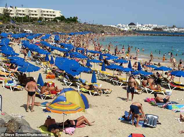 Jet 2 schickt jedes Jahr rund 625.000 Touristen nach Lanzarote, um die vulkanischen Strände zu genießen