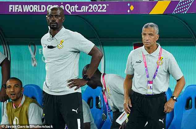 Während einer der guten Jungs des Fußballs, Chris Hughton (rechts), auf der Trainerbank für Ghana verantwortlich ist