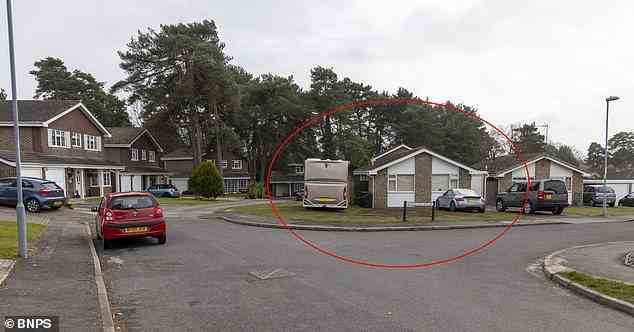 Das Haus der 81-jährigen Eunice Day in Ferndown, Dorset, ist auf dem obigen Foto eingekreist