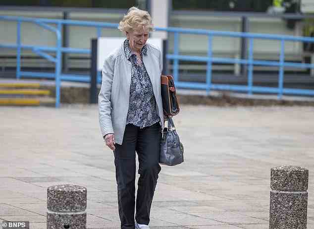 Eunice Day verlässt letzte Woche das Poole Magistrates' Court in Dorset, wo sie verurteilt wurde