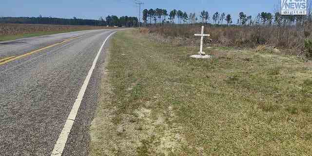 Ein Kreuz markiert die Stelle, an der Stephen Smith 2015 in Hampton County, South Carolina, gefunden wurde.