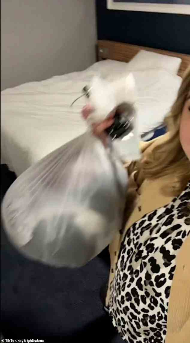 Kayleigh zeigte der Kamera eine weiße Plastiktüte voller Wäsche, die sie im Haus ihrer Freundin waschen wird