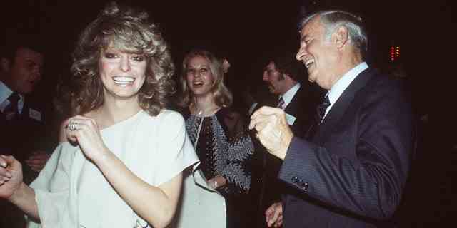 Farrah Fawcett tanzt mit ihrem Vater, circa 1978.