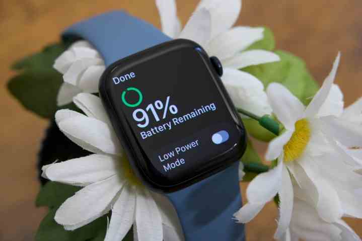 Apple Watch Series 8 zeigt an, wie viel Akku noch übrig ist.