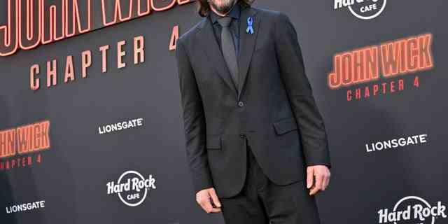 Keanu Reeves trug bei der Premiere von ein blaues Band am Revers "John Wick: Kapitel 4" zu Ehren von Lance Reddick.