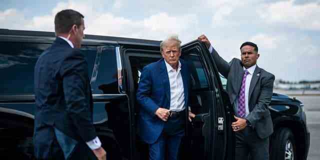 Der frühere Präsident Donald Trump steigt am Montag, den 13. März 2023, in West Palm Beach, FL, in sein Flugzeug, bekannt als Trump Force One, auf dem Weg nach Iowa am Palm Beach International Airport. 