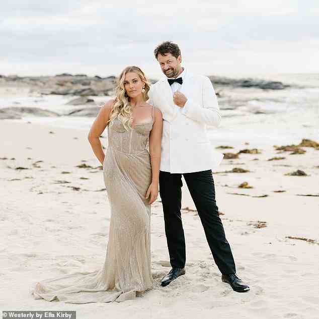 In einer anderen Einstellung posieren sie in ihren Brautkleidern, während sie am Strand posieren