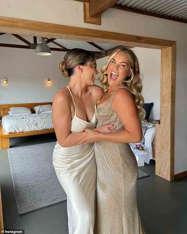 Flick (im Bild mit einer ihrer Brautjungfern) hat am Montag Fotos von ihrer Hochzeit auf Instagram geteilt, nachdem sie das Wochenende mit ihrem neuen Ehemann in einer „Liebesblase“ verbracht hatte