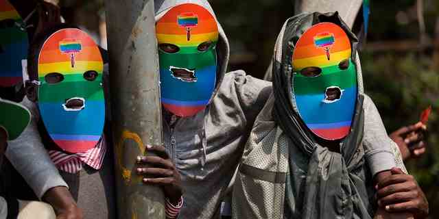 Kenianische Schwule und Lesben und andere, die ihre Sache unterstützen, tragen am 10. Februar 2014 in Nairobi, Kenia, Masken, um ihre Anonymität zu wahren. 
