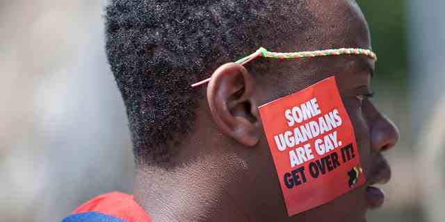 Ein ugandischer Mann wird während der dritten jährlichen Pride-Feierlichkeiten für Lesben, Schwule, Bisexuelle und Transgender (LGBT) in Entebbe, Uganda, am 9. August 2014 gesehen.