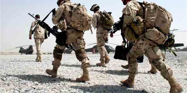 US-Soldaten steigen am 25. Juni 2005 auf dem Luftwaffenstützpunkt in Kandahar, Südafghanistan, in einen Hubschrauber ein.