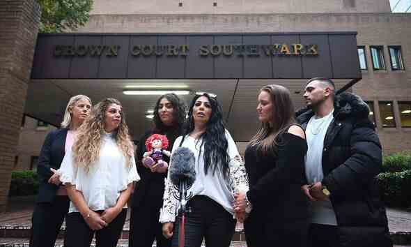 Mihricans Verwandte vor dem Southwark Crown Court im Jahr 2020