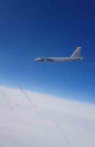 Dramatisches Filmmaterial, das angeblich von der Su-35 aufgenommen wurde, schien dies am Dienstag zu bestätigen.  In dem aus nächster Nähe aufgenommenen Video war eines der beiden amerikanischen Flugzeuge zu sehen, das über den Wolken schwebte (im Bild).